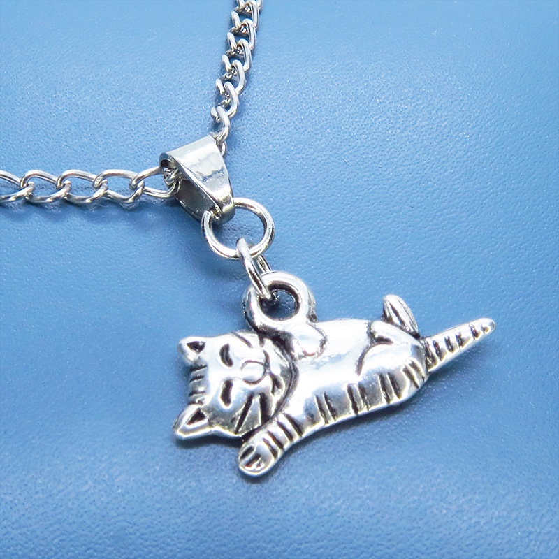 アンティークシルバー 寝そべる猫のペンダント・ネックレス シンプル コンパクト 長さ調節可 ステンレス可