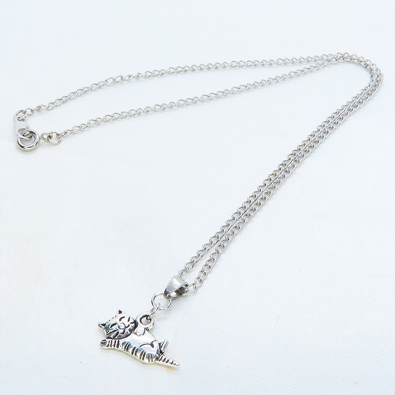 アンティークシルバー 寝そべる猫のペンダント・ネックレス シンプル コンパクト 長さ調節可 ステンレス可