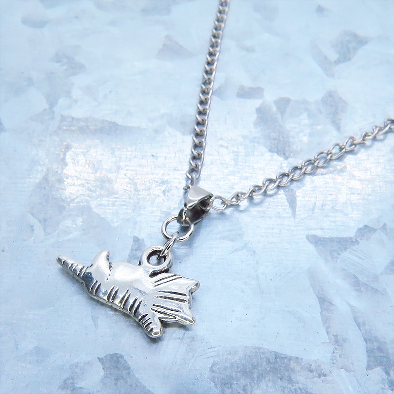 アンティークシルバー 寝そべる猫のペンダント・ネックレス シンプル コンパクト 長さ調節可 ステンレス可