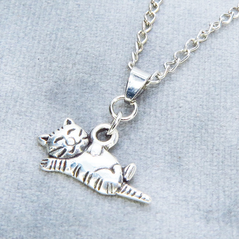 アンティークシルバー 寝そべる猫のペンダント・ネックレス シンプル コンパクト 長さ調節可 ステンレス可