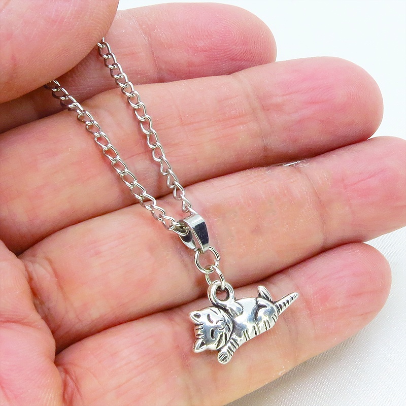 アンティークシルバー 寝そべる猫のペンダント・ネックレス シンプル コンパクト 長さ調節可 ステンレス可