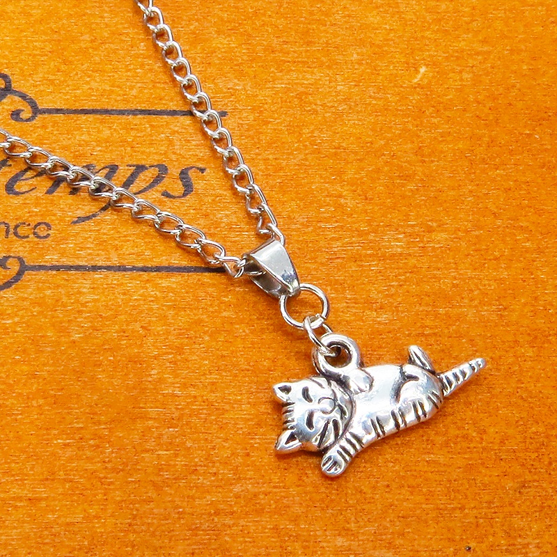 アンティークシルバー 寝そべる猫のペンダント・ネックレス シンプル コンパクト 長さ調節可 ステンレス可