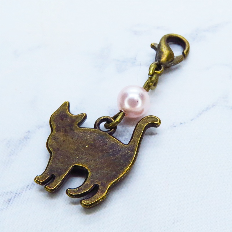 マスク・スマホチャーム アンティークゴールド 歩き猫モチーフとスワロフスキーパール(ロザリン)のチャーム ジャックピン追加可