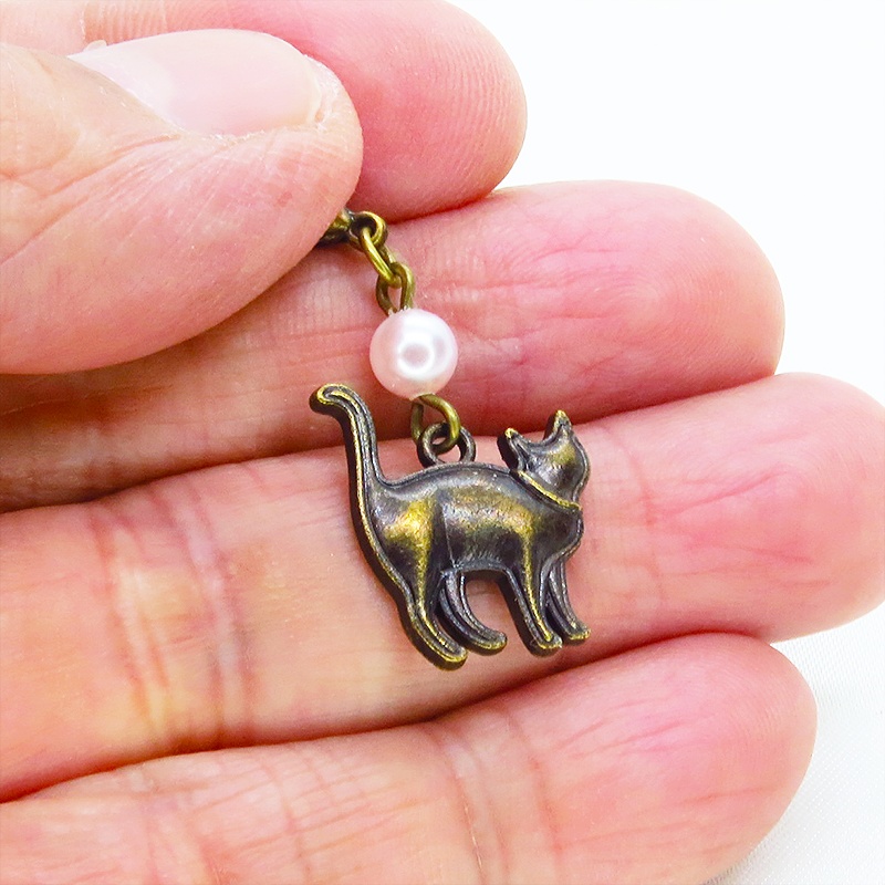 マスク・スマホチャーム アンティークゴールド 歩き猫モチーフとスワロフスキーパール(ロザリン)のチャーム ジャックピン追加可