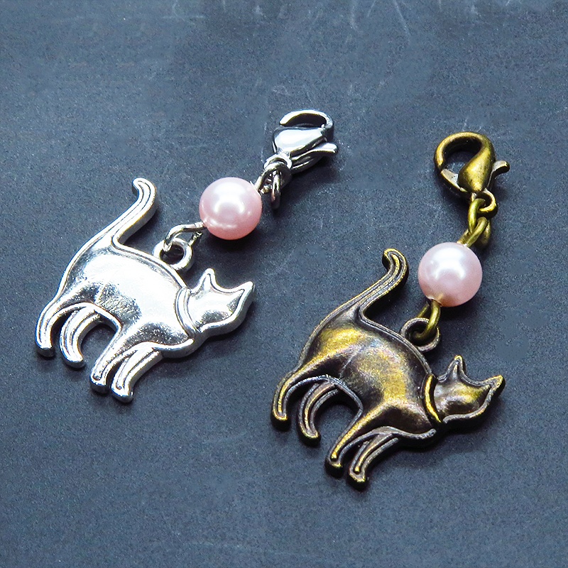 マスク・スマホチャーム アンティークゴールド 歩き猫モチーフとスワロフスキーパール(ロザリン)のチャーム ジャックピン追加可