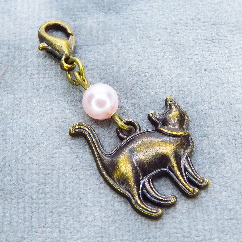 マスク・スマホチャーム アンティークゴールド 歩き猫モチーフとスワロフスキーパール(ロザリン)のチャーム ジャックピン追加可