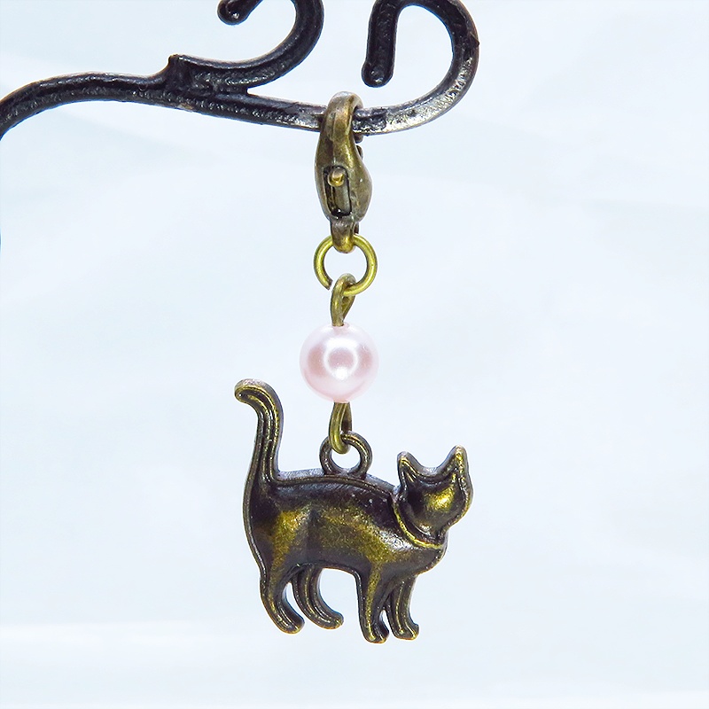 マスク・スマホチャーム アンティークゴールド 歩き猫モチーフとスワロフスキーパール(ロザリン)のチャーム ジャックピン追加可