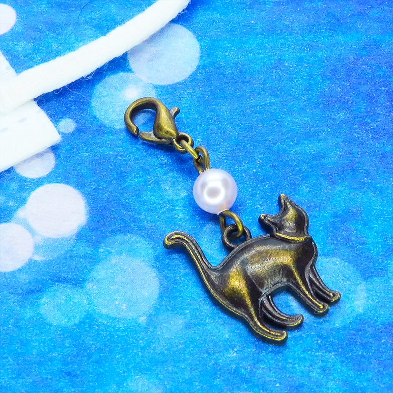 マスク・スマホチャーム アンティークゴールド 歩き猫モチーフとスワロフスキーパール(ロザリン)のチャーム ジャックピン追加可