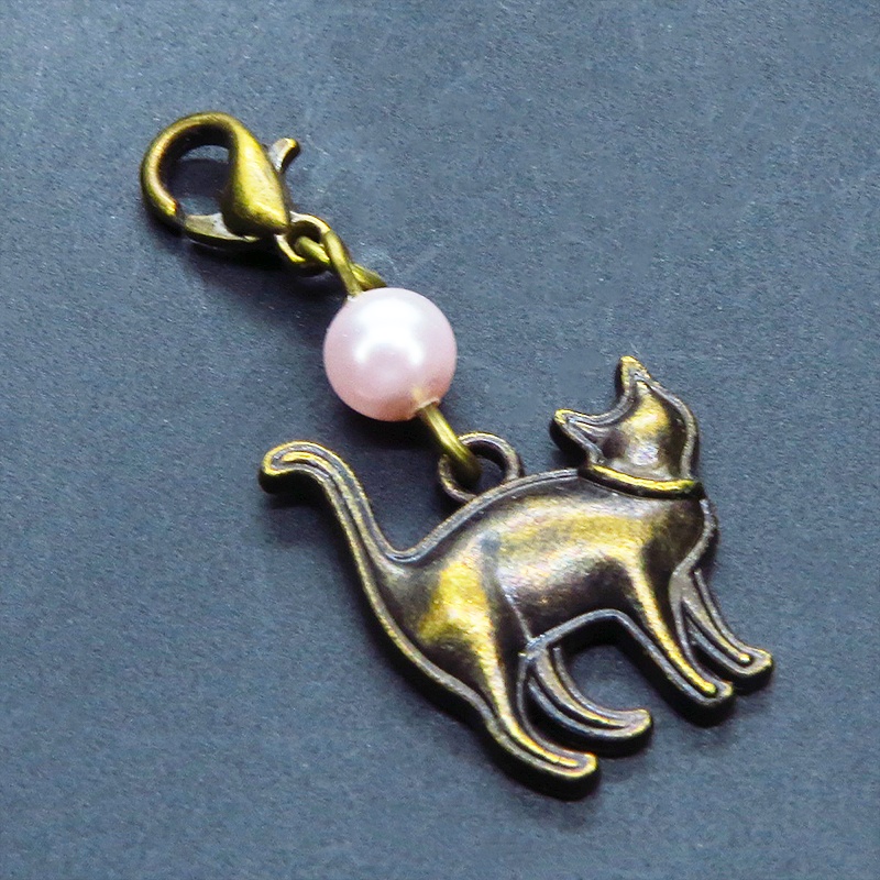 マスク・スマホチャーム アンティークゴールド 歩き猫モチーフとスワロフスキーパール(ロザリン)のチャーム ジャックピン追加可