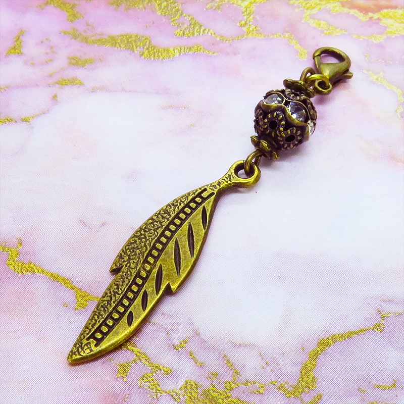 マスク・スマホチャーム アンティークゴールド フェザーとメタルビーズを組合せたチャーム 金具変更可 ジャックピン追加可