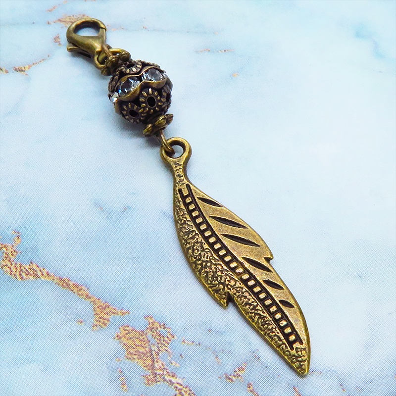 マスク・スマホチャーム アンティークゴールド フェザーとメタルビーズを組合せたチャーム 金具変更可 ジャックピン追加可