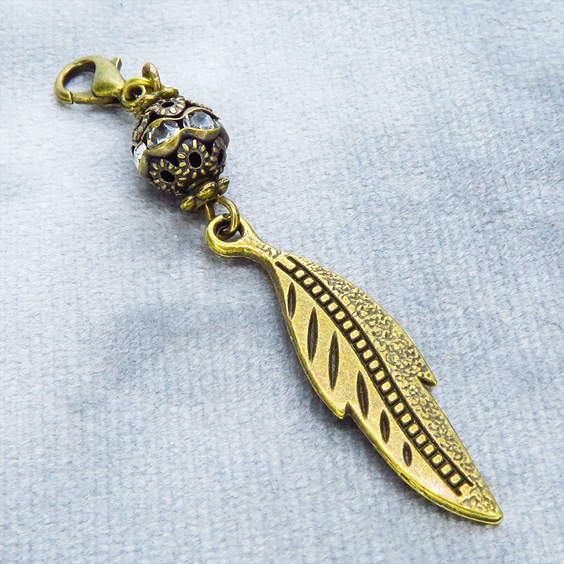 マスク・スマホチャーム アンティークゴールド フェザーとメタルビーズを組合せたチャーム 金具変更可 ジャックピン追加可