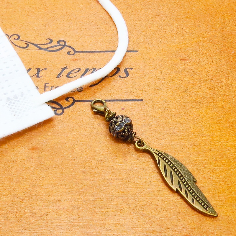 マスク・スマホチャーム アンティークゴールド フェザーとメタルビーズを組合せたチャーム 金具変更可 ジャックピン追加可