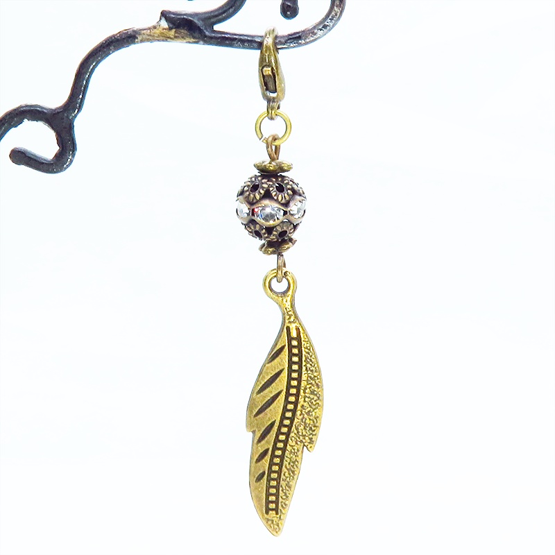 マスク・スマホチャーム アンティークゴールド フェザーとメタルビーズを組合せたチャーム 金具変更可 ジャックピン追加可