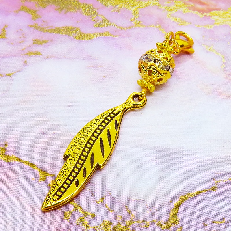 マスク・スマホチャーム ゴールドカラー フェザーとメタルビーズを組合せたチャーム 金具変更可 ジャックピン追加可