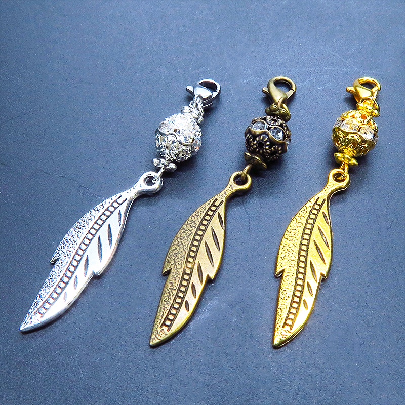 マスク・スマホチャーム ゴールドカラー フェザーとメタルビーズを組合せたチャーム 金具変更可 ジャックピン追加可