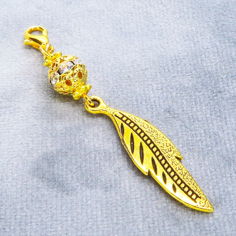 マスク・スマホチャーム ゴールドカラー フェザーとメタルビーズを組合せたチャーム 金具変更可 ジャックピン追加可