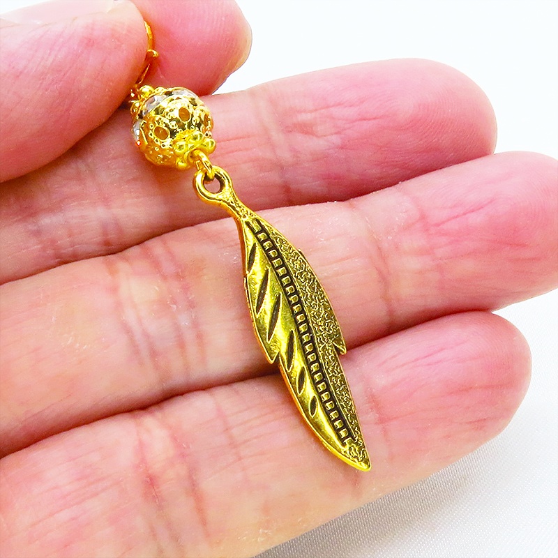 マスク・スマホチャーム ゴールドカラー フェザーとメタルビーズを組合せたチャーム 金具変更可 ジャックピン追加可