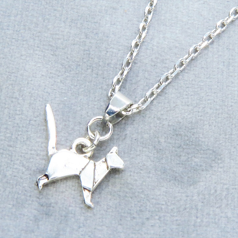 アンティークシルバー 折り紙のような歩き猫チャームを使ったコンパクトなネックレス シンプル 長さ調節可 ステンレス可