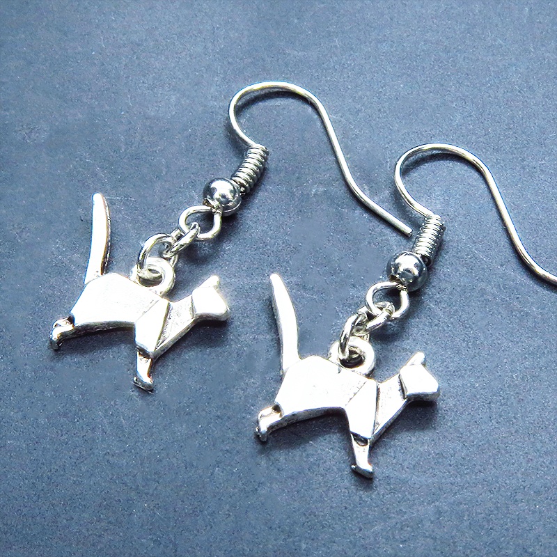 アンティークシルバー 折り紙のような歩き猫チャームを使ったコンパクトなピアス シンプル サージカル可