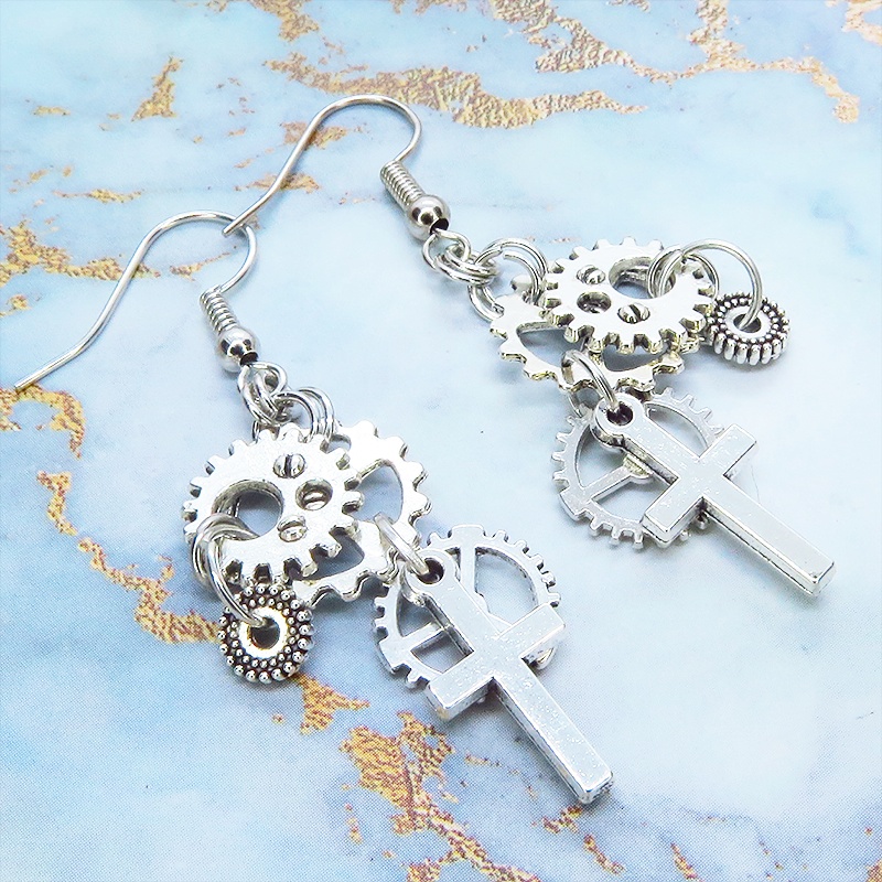アンティークシルバー ロザリオ(十字架)と歯車を組合せたコンパクトなピアス スチームパンク風 コンパクト