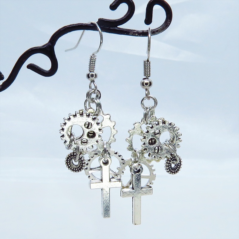 アンティークシルバー ロザリオ(十字架)と歯車を組合せたコンパクトなピアス スチームパンク風 コンパクト