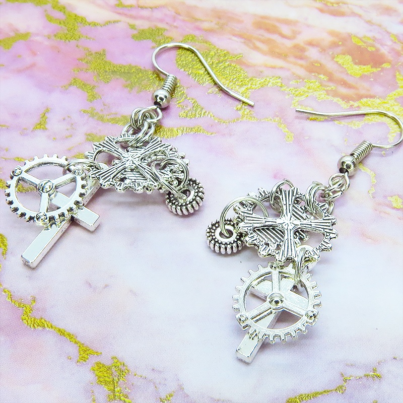 アンティークシルバー ロザリオ(十字架)と歯車を組合せたコンパクトなピアス スチームパンク風 コンパクト