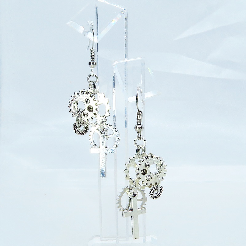 アンティークシルバー ロザリオ(十字架)と歯車を組合せたコンパクトなピアス スチームパンク風 コンパクト