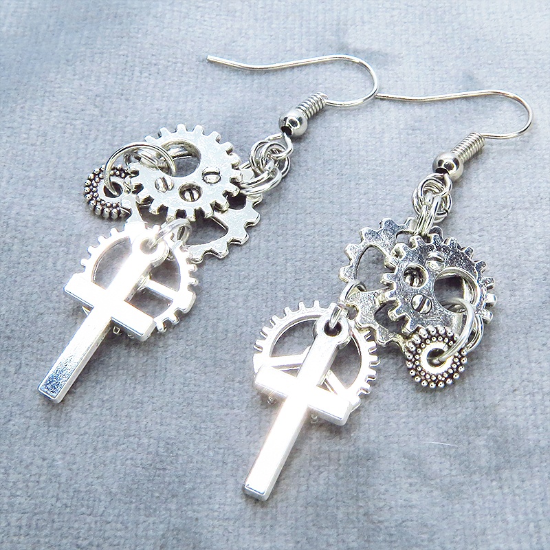 アンティークシルバー ロザリオ(十字架)と歯車を組合せたコンパクトなピアス スチームパンク風 コンパクト