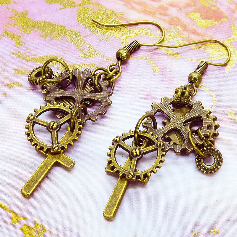 アンティークゴールド ロザリオ(十字架)と歯車を組合せたコンパクトなピアス スチームパンク風 コンパクト
