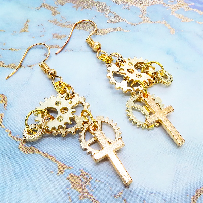 マットゴールド ロザリオ(十字架)と歯車を組合せたコンパクトなピアス スチームパンク風 コンパクト