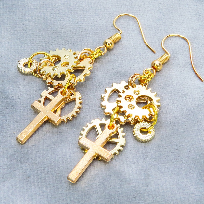 マットゴールド ロザリオ(十字架)と歯車を組合せたコンパクトなピアス スチームパンク風 コンパクト