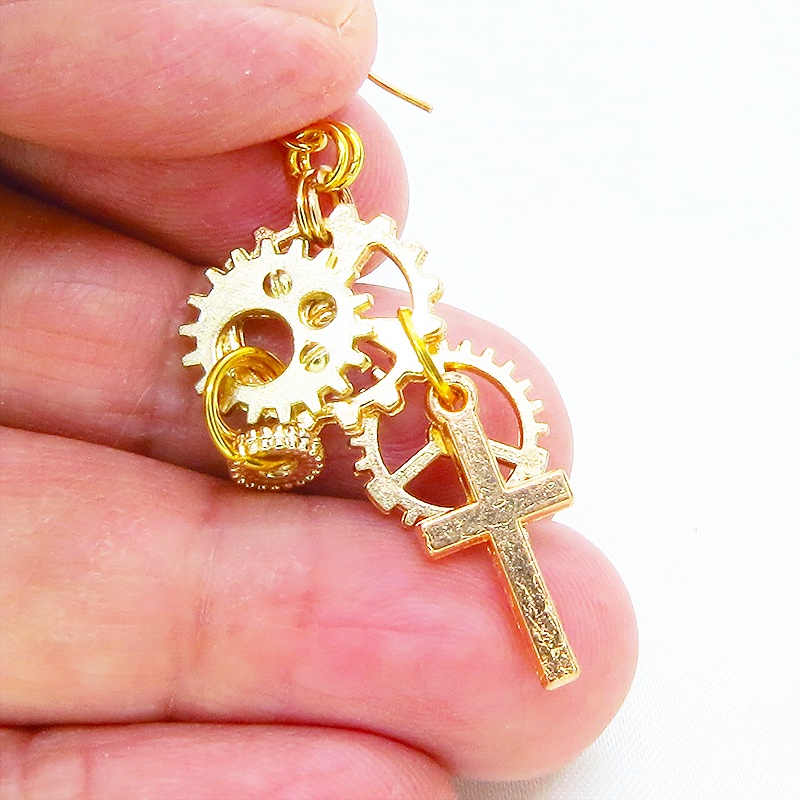 マットゴールド ロザリオ(十字架)と歯車を組合せたコンパクトなピアス スチームパンク風 コンパクト