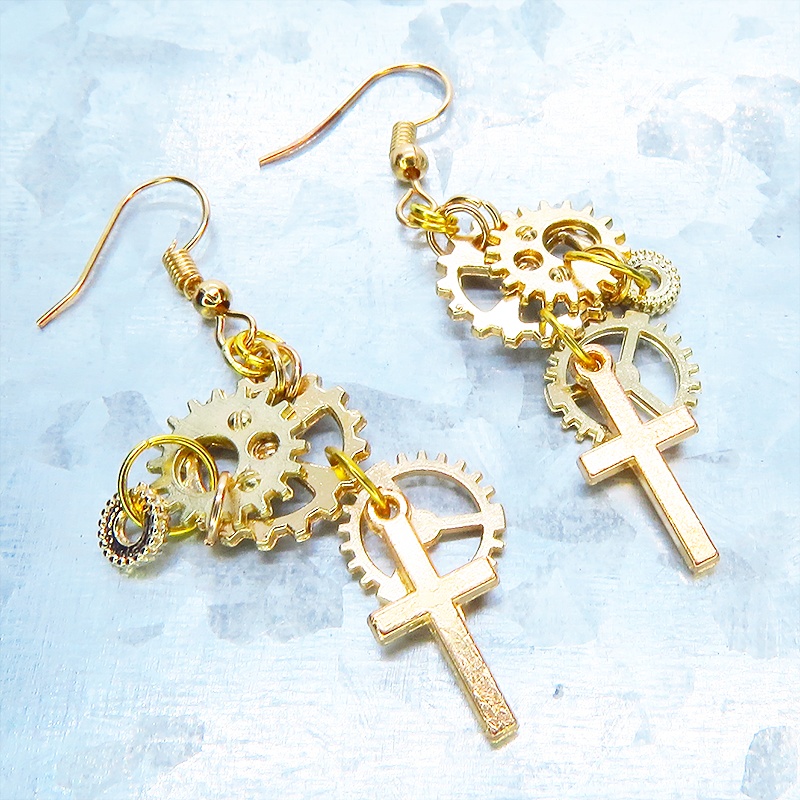 マットゴールド ロザリオ(十字架)と歯車を組合せたコンパクトなピアス スチームパンク風 コンパクト
