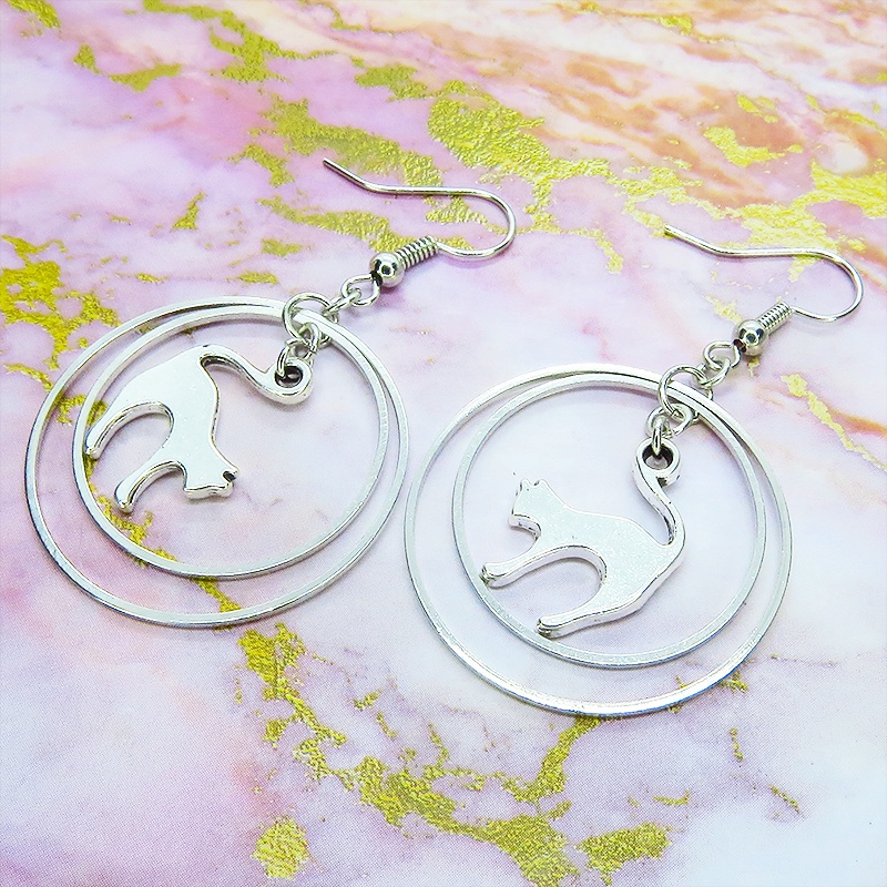 シルバーカラー ダブルフープリングと跳ね猫シルエットモチーフのピアス キラキラ サージカル可