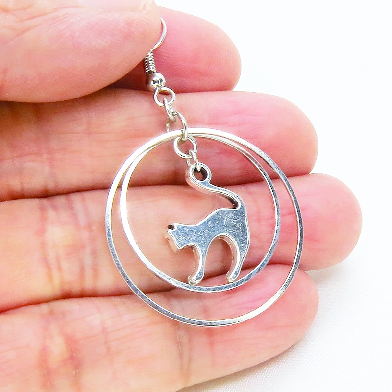 シルバーカラー ダブルフープリングと跳ね猫シルエットモチーフのピアス キラキラ サージカル可