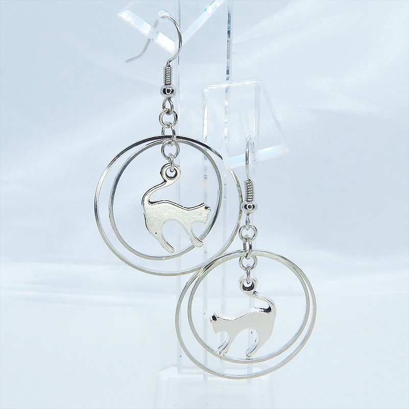 シルバーカラー ダブルフープリングと跳ね猫シルエットモチーフのピアス キラキラ サージカル可