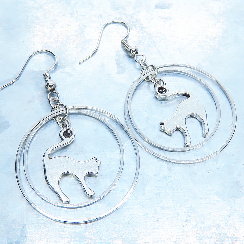 シルバーカラー ダブルフープリングと跳ね猫シルエットモチーフのピアス キラキラ サージカル可