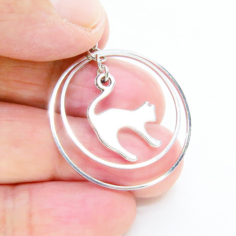シルバーカラー ダブルフープリングと跳ね猫シルエットモチーフのピアス キラキラ サージカル可