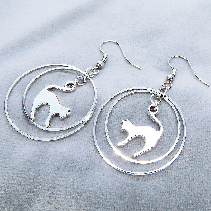 シルバーカラー ダブルフープリングと跳ね猫シルエットモチーフのピアス キラキラ サージカル可