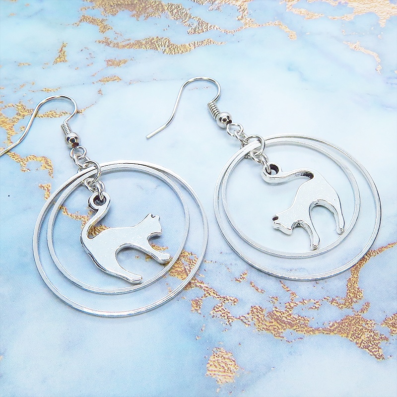 シルバーカラー ダブルフープリングと跳ね猫シルエットモチーフのピアス キラキラ サージカル可