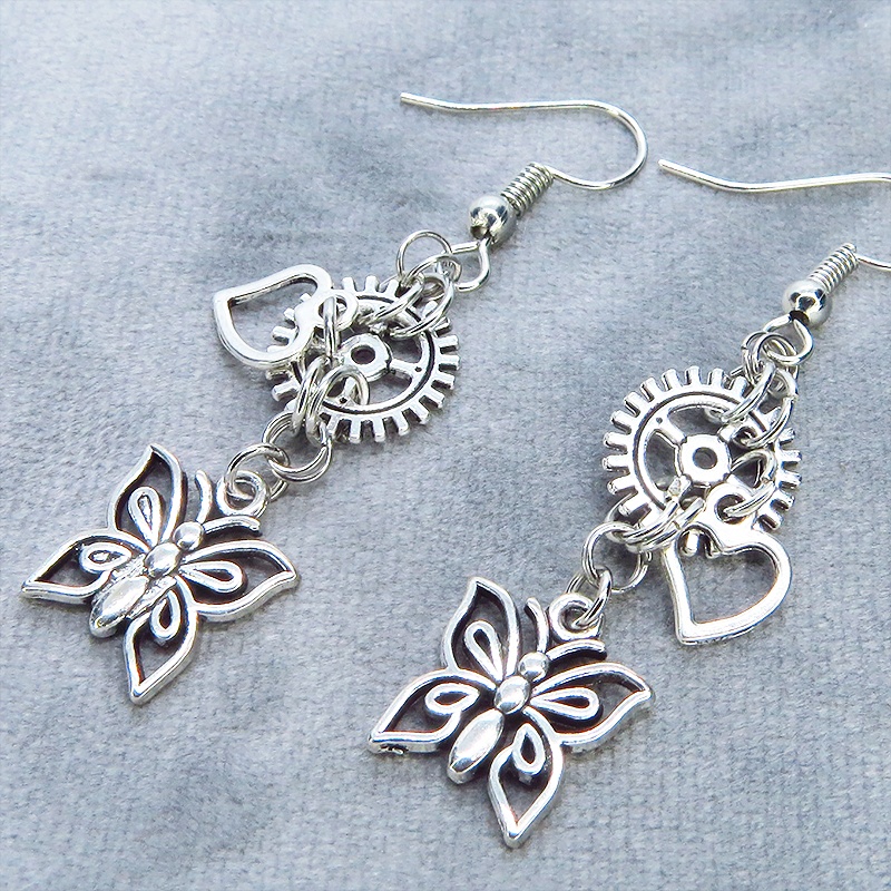 アンティークシルバー バタフライ(蝶)と歯車を組合せたスチームパンク風のコンパクトなピアス サージカル可