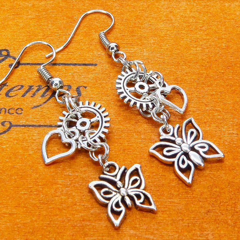 アンティークシルバー バタフライ(蝶)と歯車を組合せたスチームパンク風のコンパクトなピアス サージカル可