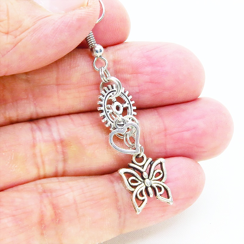 アンティークシルバー バタフライ(蝶)と歯車を組合せたスチームパンク風のコンパクトなピアス サージカル可