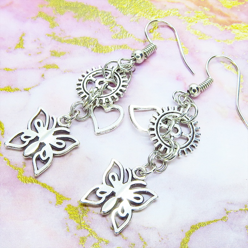 アンティークシルバー バタフライ(蝶)と歯車を組合せたスチームパンク風のコンパクトなピアス サージカル可