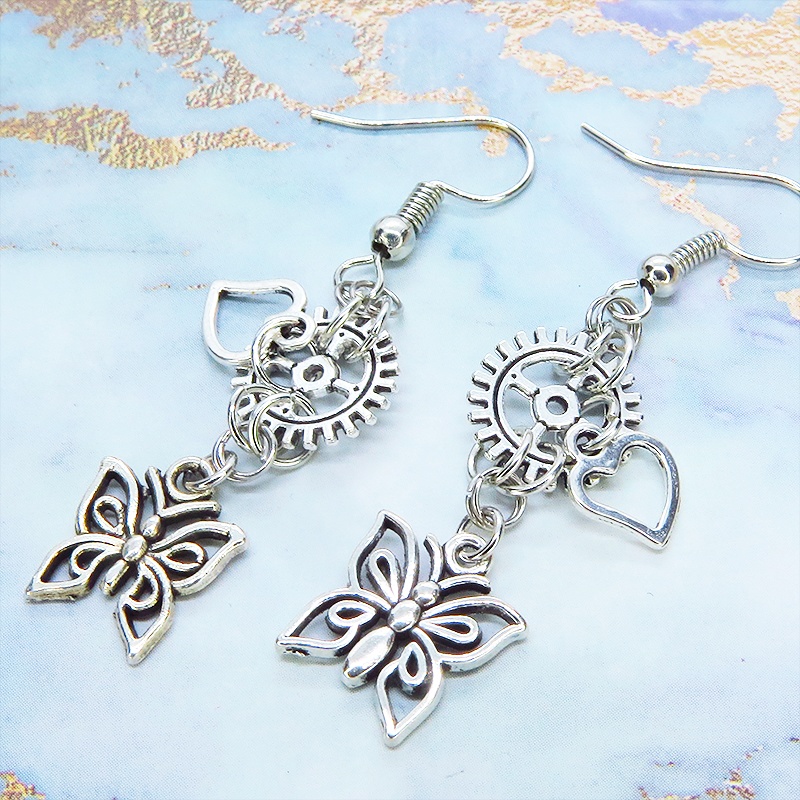 アンティークシルバー バタフライ(蝶)と歯車を組合せたスチームパンク風のコンパクトなピアス サージカル可