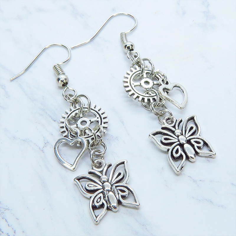アンティークシルバー バタフライ(蝶)と歯車を組合せたスチームパンク風のコンパクトなピアス サージカル可