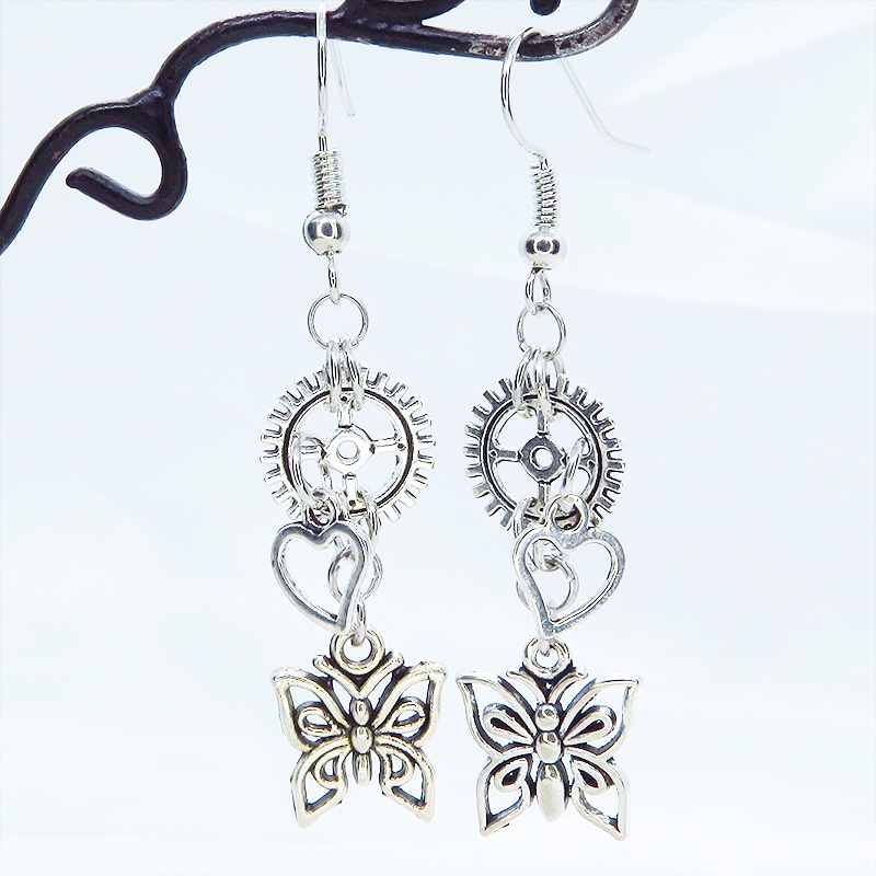 アンティークシルバー バタフライ(蝶)と歯車を組合せたスチームパンク風のコンパクトなピアス サージカル可