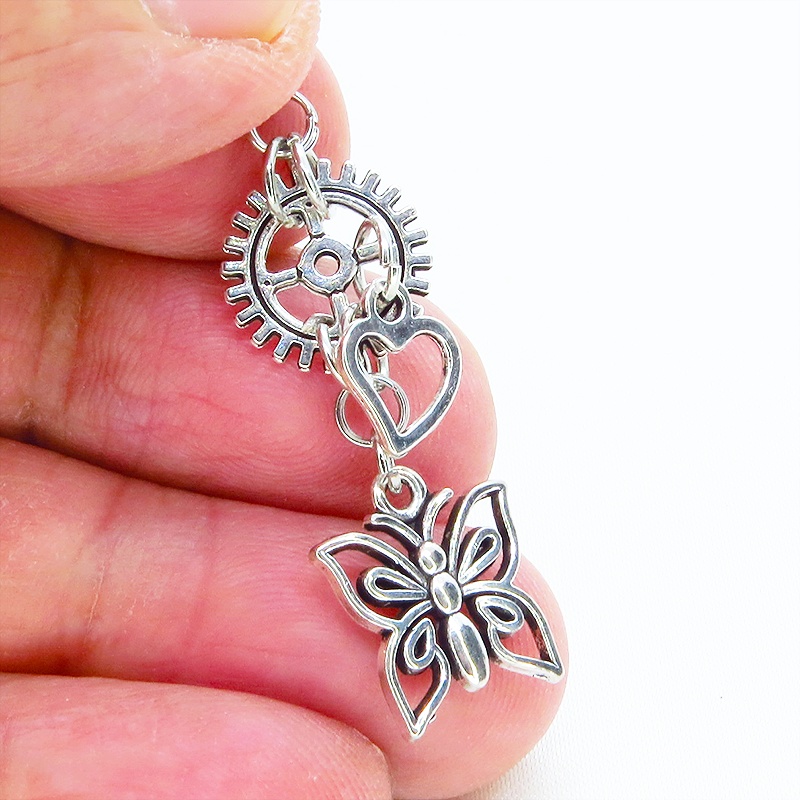 アンティークシルバー バタフライ(蝶)と歯車を組合せたスチームパンク風のコンパクトなピアス サージカル可
