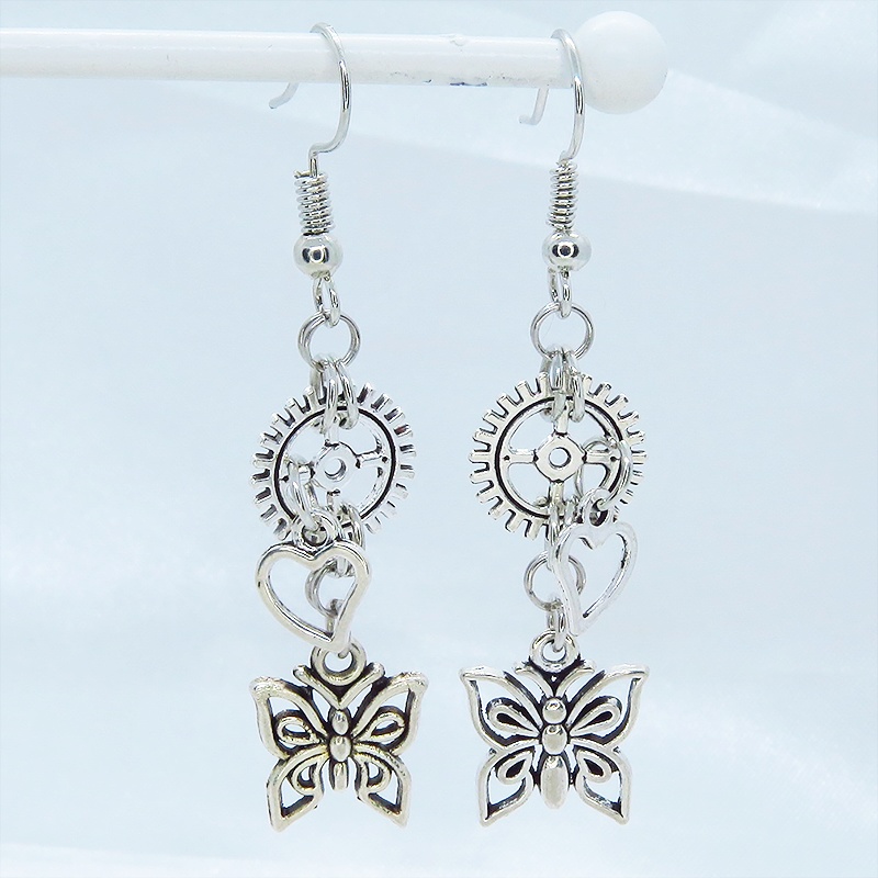 アンティークシルバー バタフライ(蝶)と歯車を組合せたスチームパンク風のコンパクトなピアス サージカル可